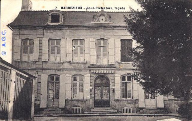 Barbezieux Sous-prefecture facade.jpg